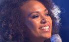 Agnes encanta jurados em apresentação no teatro